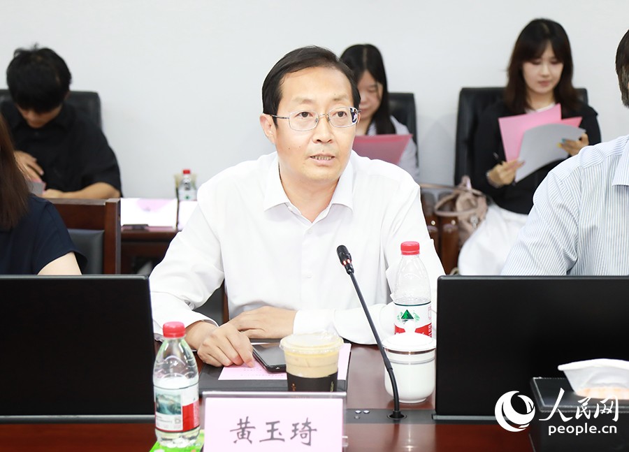 人民網(wǎng)黨建研究專員黃玉琦。