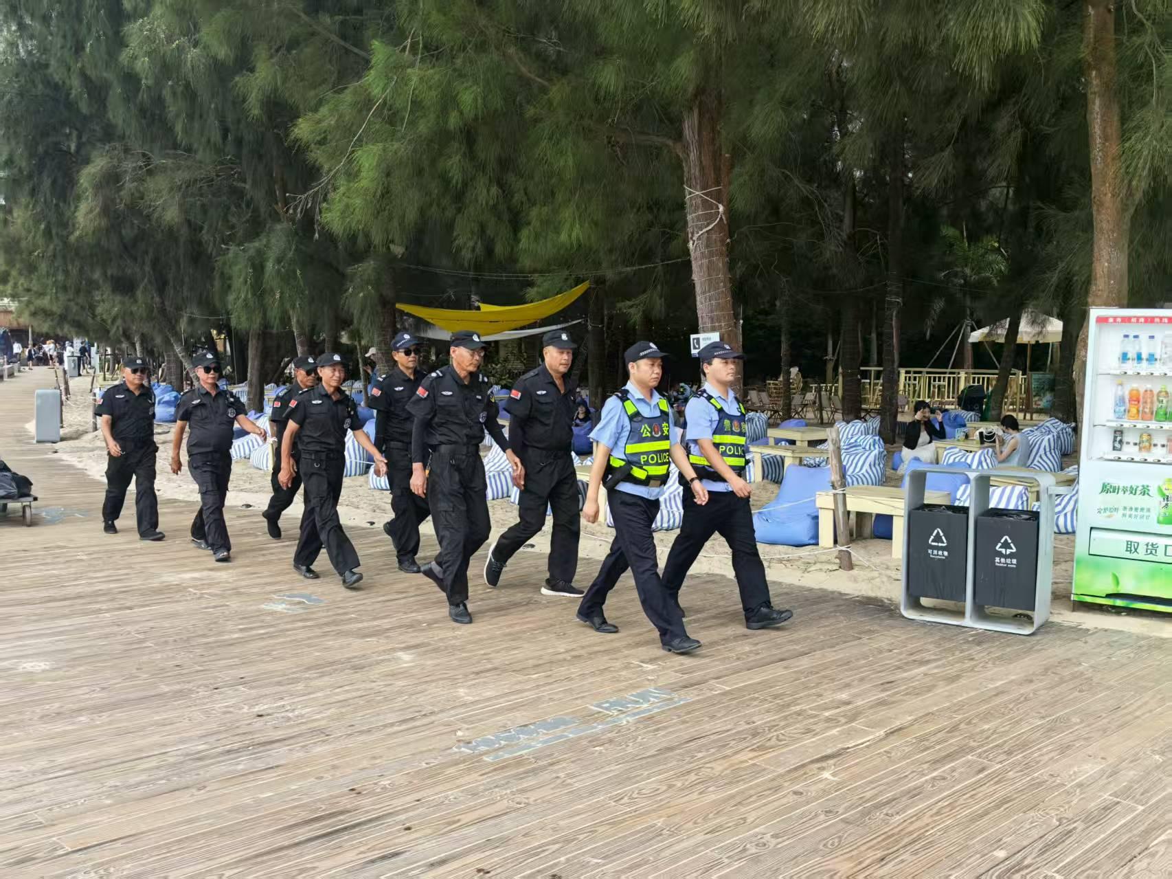 民警和保安在景區(qū)巡邏。