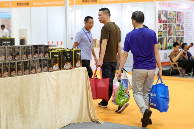 不少市民逛展“買買買”,大包小包滿載而歸