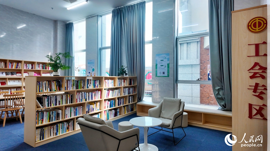 近3000冊(cè)藏書中有不少紅色讀物，供園區(qū)員工免費(fèi)借閱。人民網(wǎng) 楊灝昱攝