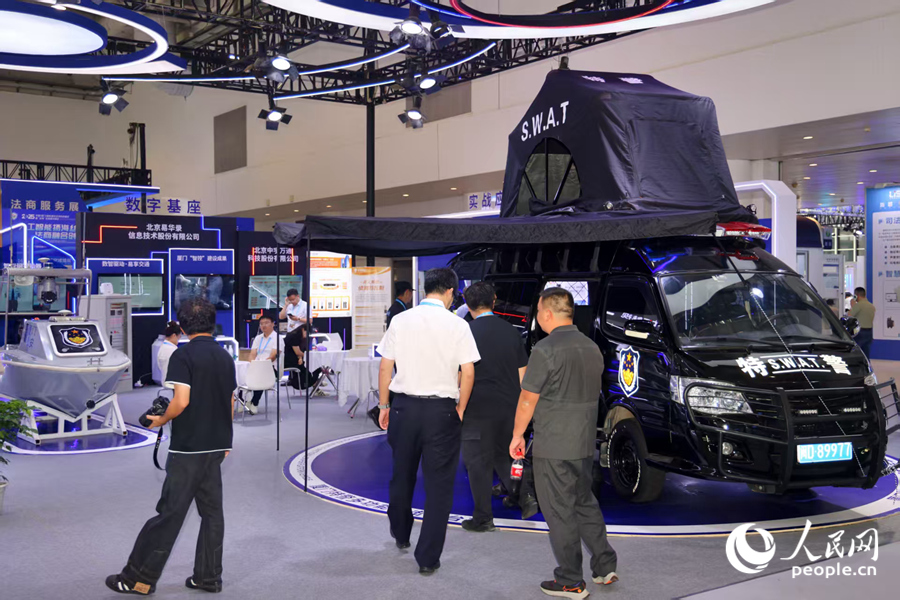 展出的特警防爆車。人民網記者 陳博攝