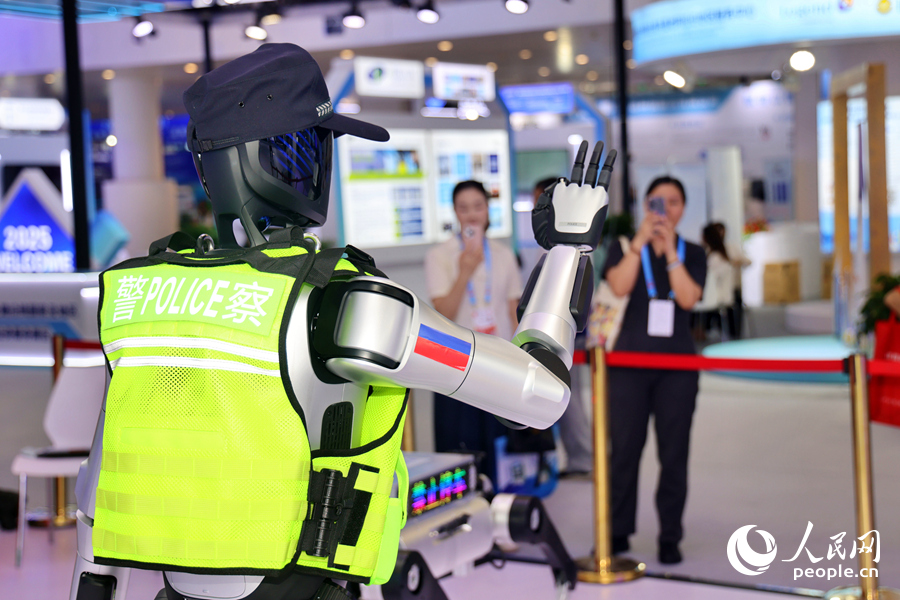 機器人與參觀者熱情互動。人民網記者 陳博攝