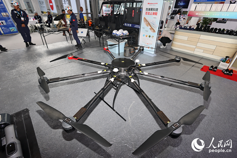 警安裝備專區(qū)展出的救援無人機設備。人民網記者 陳博攝