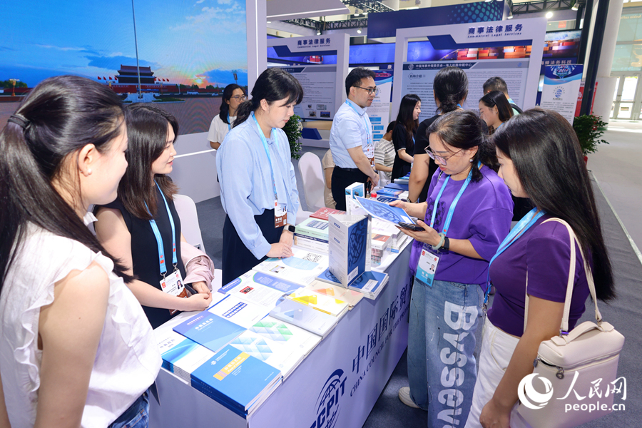 觀眾在“出海”法商服務專區(qū)了解相關政策。人民網記者 陳博攝