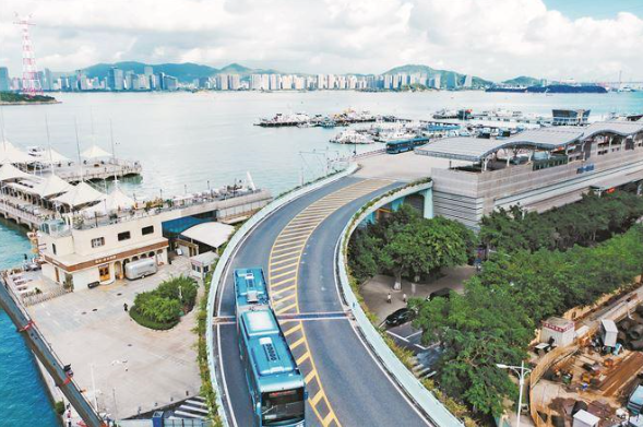 為提升BRT運營效率及服務(wù)水平，廈門BRT線網(wǎng)設(shè)置了7個大型綜合樞紐站。圖為BRT車輛從第一碼頭樞紐站駛出。