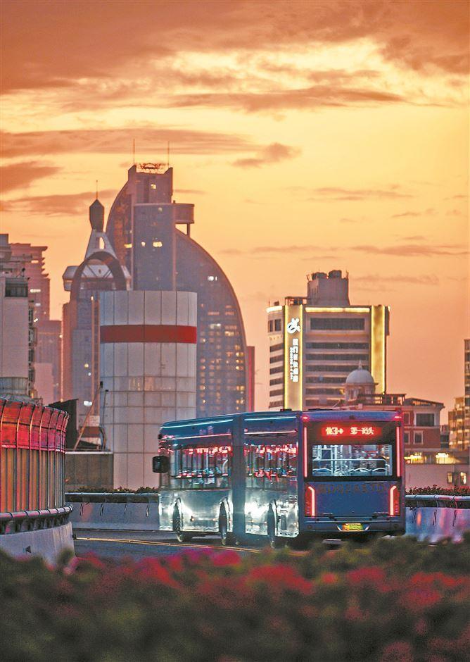 廈門BRT深入廈禾路等老城區(qū)，在推進城市更新中讓“老居民”享受“新生活”。圖為BRT車輛行駛在廈禾路高架橋上。(本組圖/本報記者 林銘鴻 攝)