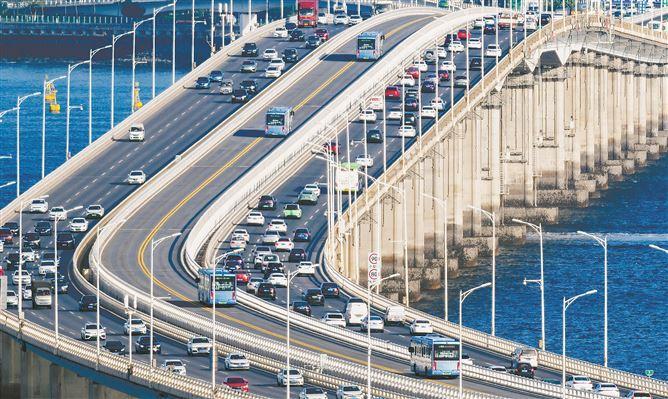 BRT系統(tǒng)把島內(nèi)核心區(qū)域與島外同安、集美等重要區(qū)域連接起來，為區(qū)域間聯(lián)動開發(fā)和協(xié)同發(fā)展提供堅實的支撐。圖為BRT車輛行駛在集美大橋上。記者 林銘鴻攝