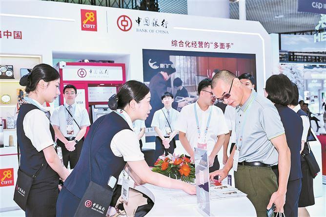 中國(guó)銀行工作人員為參會(huì)者介紹特色金融服務(wù)。