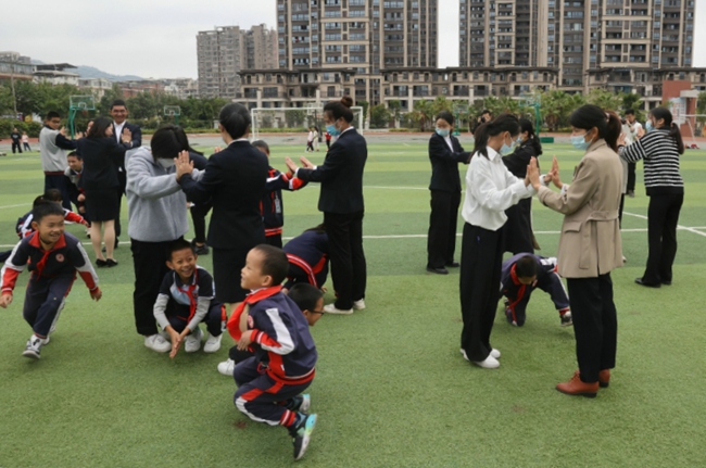 “愛心爸爸”“愛心媽媽”團(tuán)隊(duì)與留守兒童結(jié)對(duì)幫扶，開展交流會(huì)、溫馨生日會(huì)、團(tuán)建等關(guān)愛活動(dòng)。龍巖市融媒體中心供圖