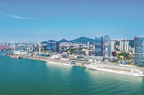 借“九八”這一國際盛會，湖里區(qū)不僅展現了其日益優(yōu)化的營商環(huán)境和資源集聚能力，更推動產業(yè)發(fā)展邁向集聚化、規(guī)?；透咝Щ码A段。圖為海上世界。