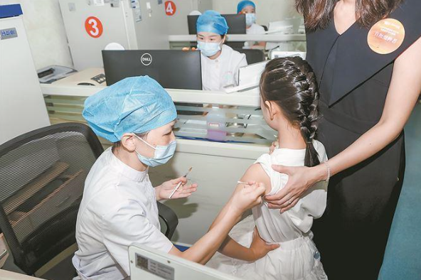 昨日，9對母女順利接種首款國產(chǎn)九價HPV疫苗馨可寧^ 9。