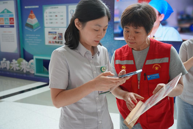 退休職工擔(dān)任志愿者在現(xiàn)場(chǎng)引導(dǎo)