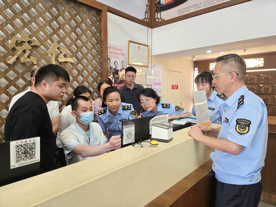 藥品檢查技能大比武實(shí)戰(zhàn)現(xiàn)場(chǎng)，三名市場(chǎng)監(jiān)管執(zhí)法人員細(xì)致檢查轄區(qū)一家藥店執(zhí)業(yè)藥師胸牌佩戴、藥品儲(chǔ)存避光、冷藏記錄完整、處方藥銷售規(guī)范等情況。湖里市場(chǎng)監(jiān)管局供圖