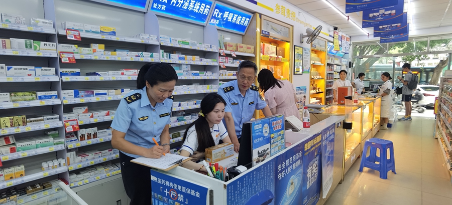 全覆蓋檢查重點(diǎn)藥械。湖里市場(chǎng)監(jiān)管局供圖