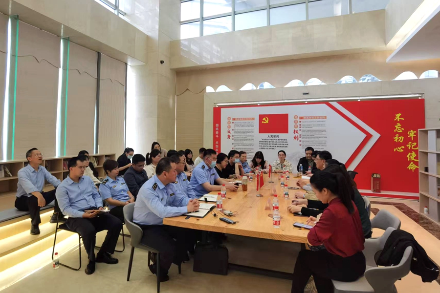 “每月一題”常態(tài)化培訓(xùn)，30余名藥品監(jiān)管骨干圍繞疑難案例展開頭腦風(fēng)暴。湖里市場(chǎng)監(jiān)管局供圖