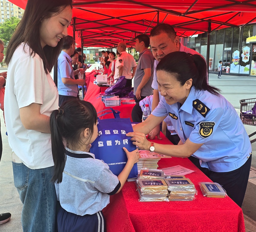 開展廣場(chǎng)宣傳，科普藥械知識(shí)。湖里市場(chǎng)監(jiān)管局供圖