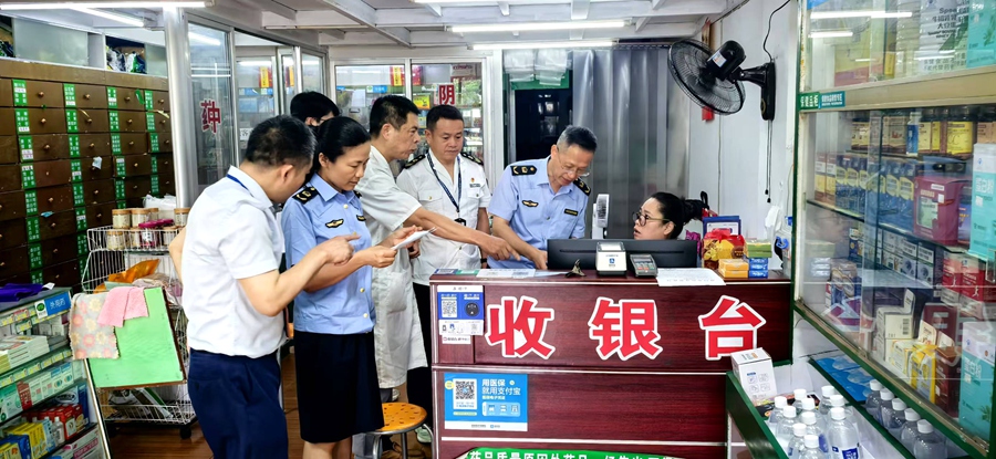 多部門聯(lián)合開展藥品零售環(huán)節(jié)“清源”行動(dòng)暨醫(yī)?；饘ｍ?xiàng)治理檢查。湖里市場(chǎng)監(jiān)管局供圖