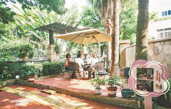 海韻華庭小區(qū)里，雜草叢生的邊角地經(jīng)過打理，變成環(huán)境優(yōu)美的休閑角。記者 林銘鴻攝