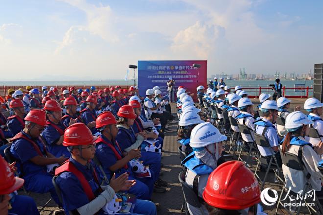 觀眾在碧海藍天間感受閱讀的魅力和力量。人民網(wǎng)記者 陳博攝