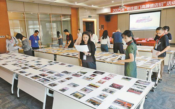 評(píng)委組對(duì)進(jìn)入復(fù)評(píng)的400個(gè)店招進(jìn)行五輪“車輪戰(zhàn)”式認(rèn)真評(píng)選。廈門海峽視界傳媒有限公司供圖