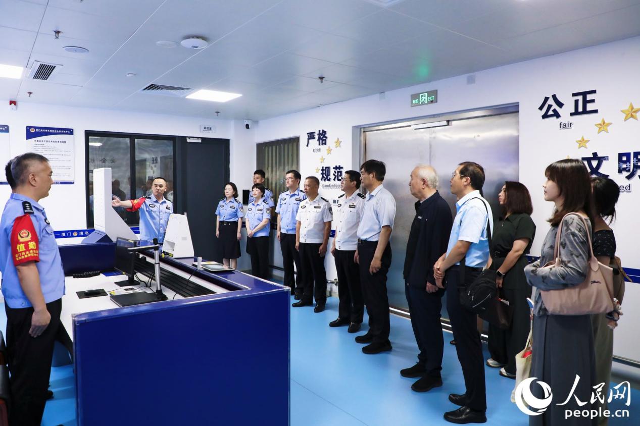 調(diào)研團(tuán)現(xiàn)場了解執(zhí)法辦案管理中心如何在在陽光下運(yùn)行。人民網(wǎng) 李唯一攝