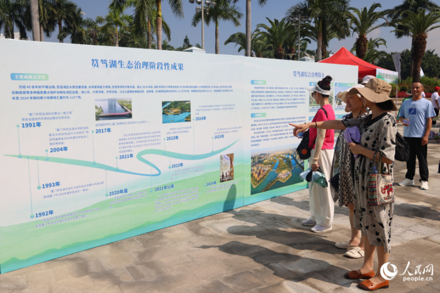 現(xiàn)場設置的展板引得不少市民駐足。人民網記者 陳博攝