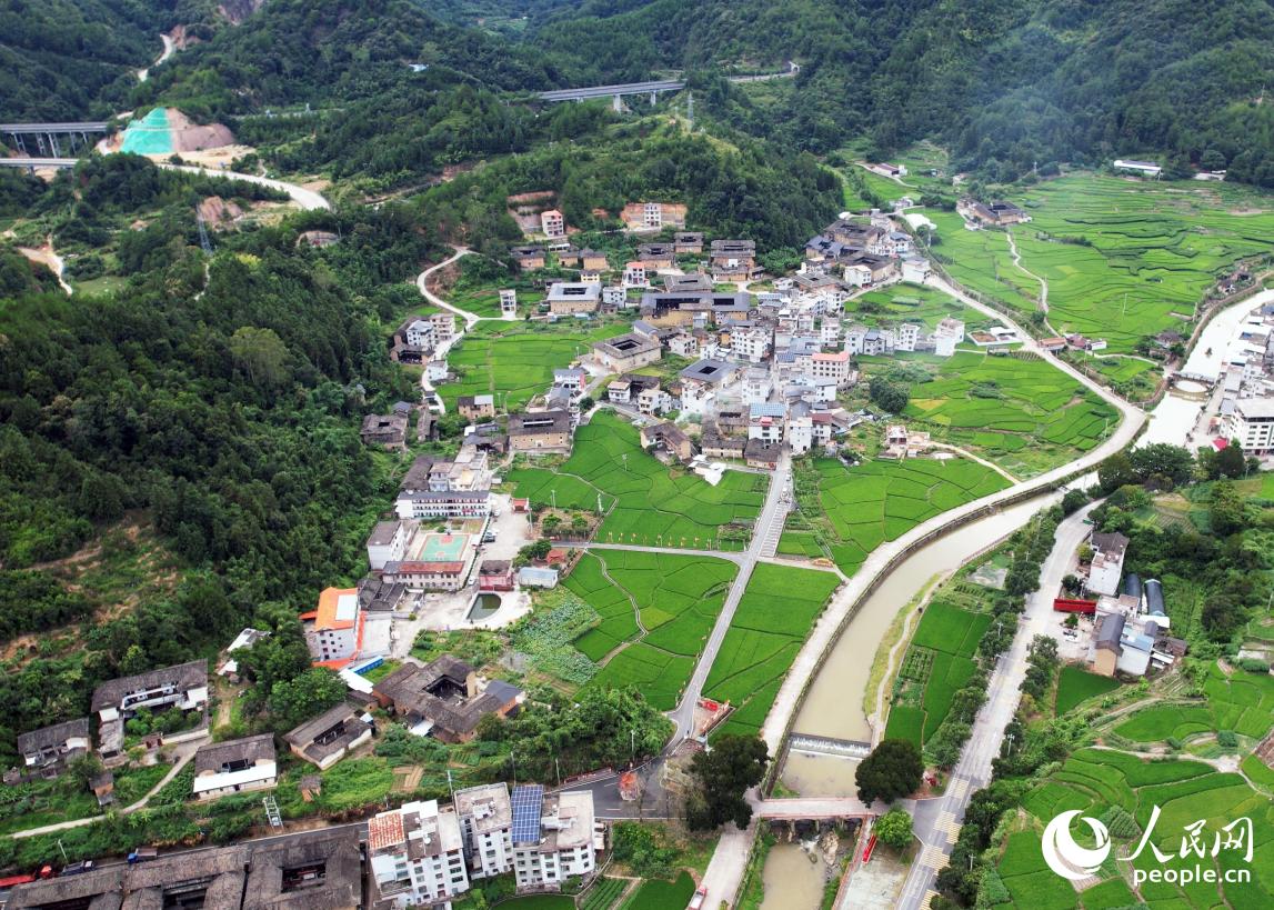 岐嶺鎮(zhèn)下山村。人民網(wǎng)記者 蘭志飛攝