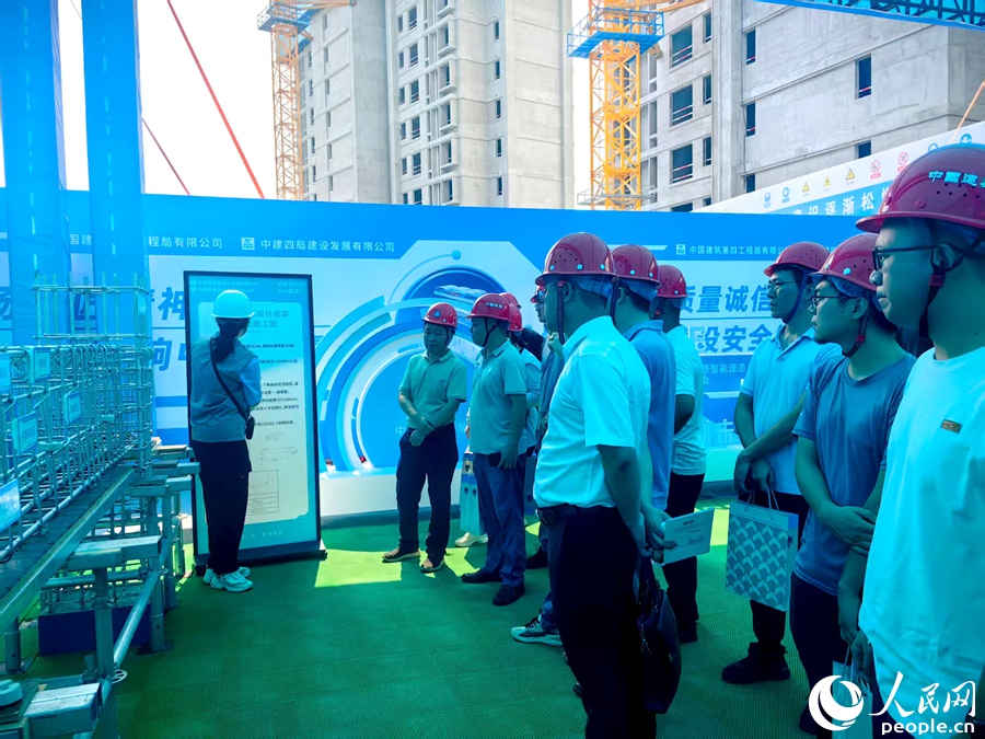 與會人士現(xiàn)場觀摩。人民網(wǎng) 余乃鎏攝