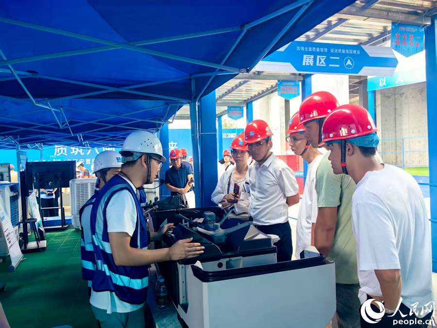 工作人員介紹在云端智造平臺中無人機(jī)的應(yīng)用。人民網(wǎng) 余乃鎏攝