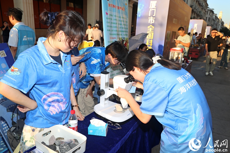 現(xiàn)場同步設(shè)置“科普奇妙市集”。人民網(wǎng)記者 陳博攝