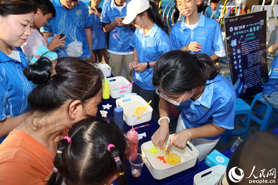 市民游客參與科技互動體驗。人民網(wǎng)記者 陳博攝