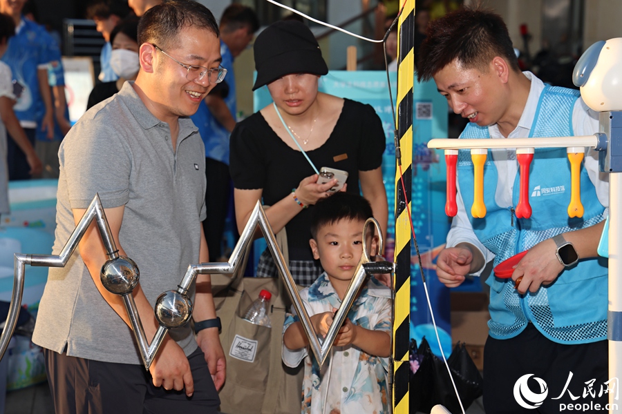 工作人員現(xiàn)場開展科學(xué)普及。人民網(wǎng)記者 陳博攝