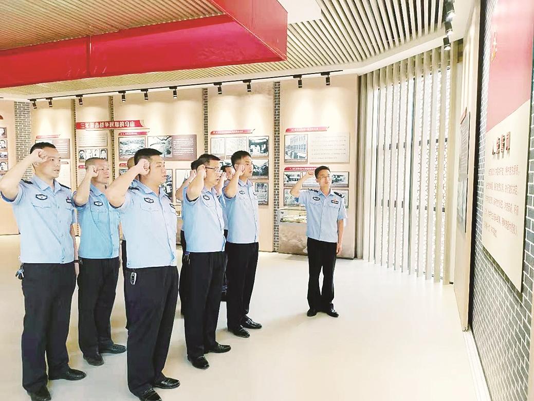 云霄黨員干部到閩南游擊隊(duì)之家重溫入黨誓詞。和平鄉(xiāng)供圖