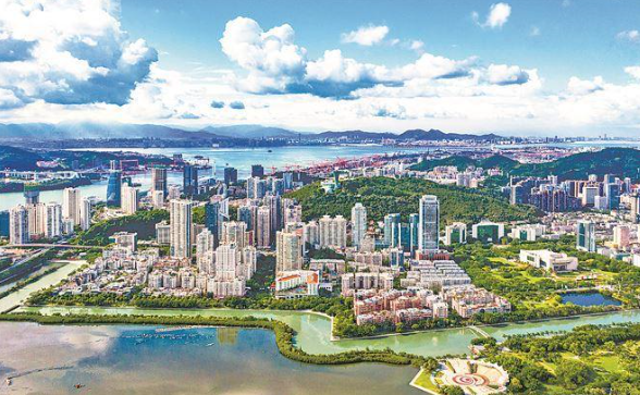 我市不斷創(chuàng)新資源要素保障機(jī)制，推動城市高質(zhì)量發(fā)展。圖為美麗的筼筜湖城市景觀。