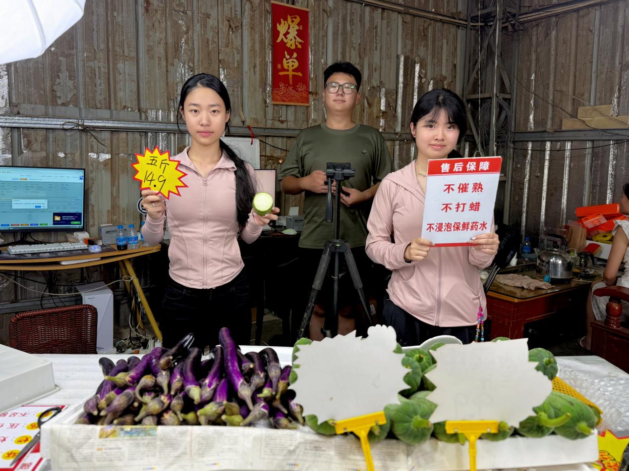 實踐隊隊員化身主播參與其中。