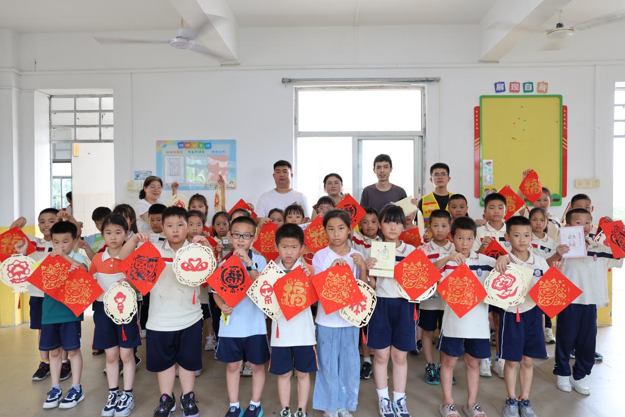 隊員們?yōu)猷l(xiāng)村兒童拓寬閱讀視野。