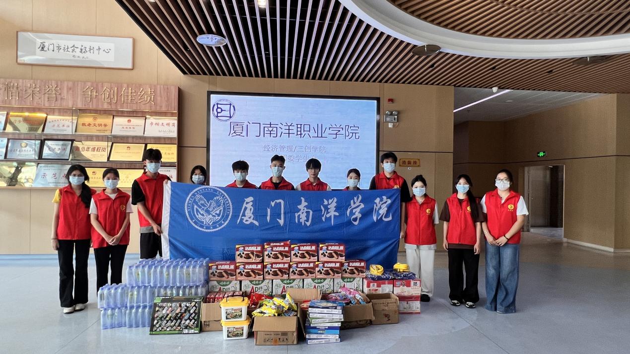 實踐隊隊員們走訪社會福利院。