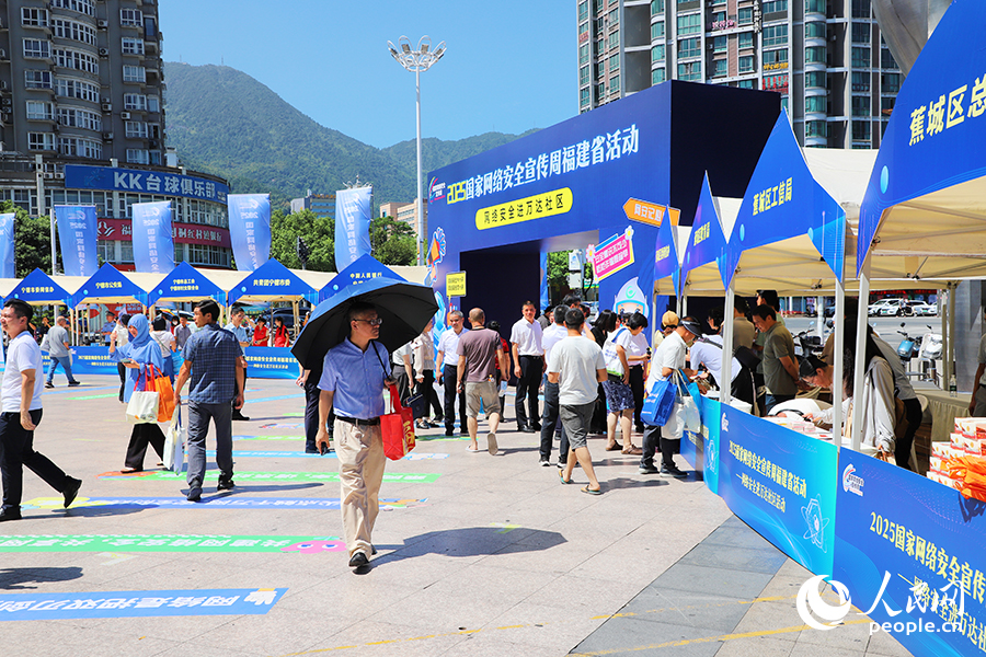 “網(wǎng)絡安全進社區(qū)”活動現(xiàn)場人頭攢動、熱鬧非凡。人民網(wǎng) 黃東儀攝