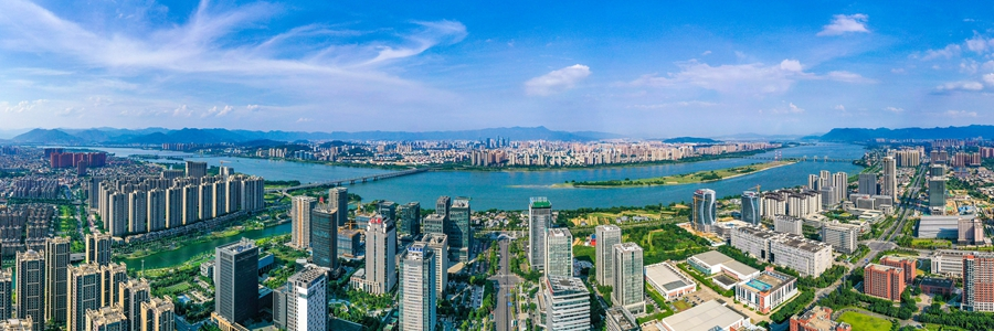 福州高新區(qū)的園區(qū)中，造型各異的建筑鱗次櫛比，其間點(diǎn)綴著波光粼粼的湖泊與精致的公園，營造出舒適宜人的創(chuàng)新環(huán)境。福州高新區(qū)新聞中心供圖