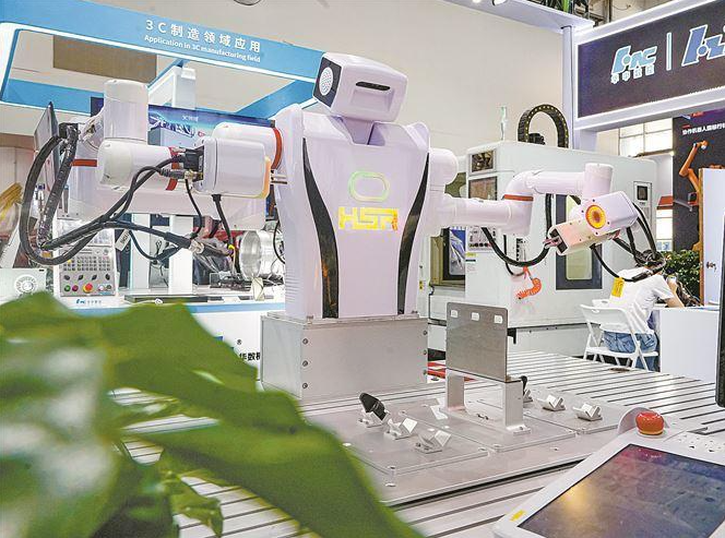 2025金磚國(guó)家新工業(yè)革命展覽會(huì)今日正式開幕。圖為展位上雙臂機(jī)器人正在靈活“揮舞”機(jī)械臂。記者 盧劍豪攝