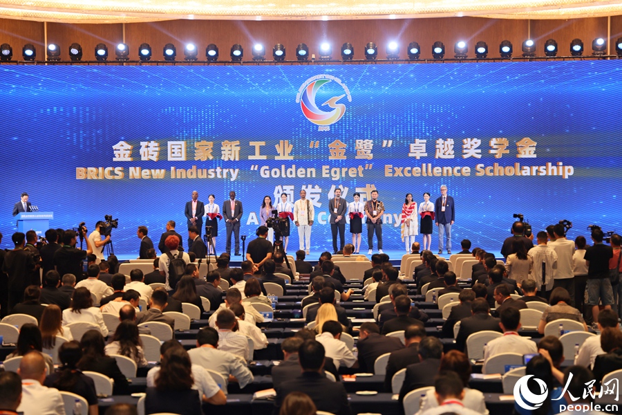 頒發(fā)金磚國(guó)家新工業(yè)“金鷺”卓越獎(jiǎng)學(xué)金。人民網(wǎng)記者 陳博攝