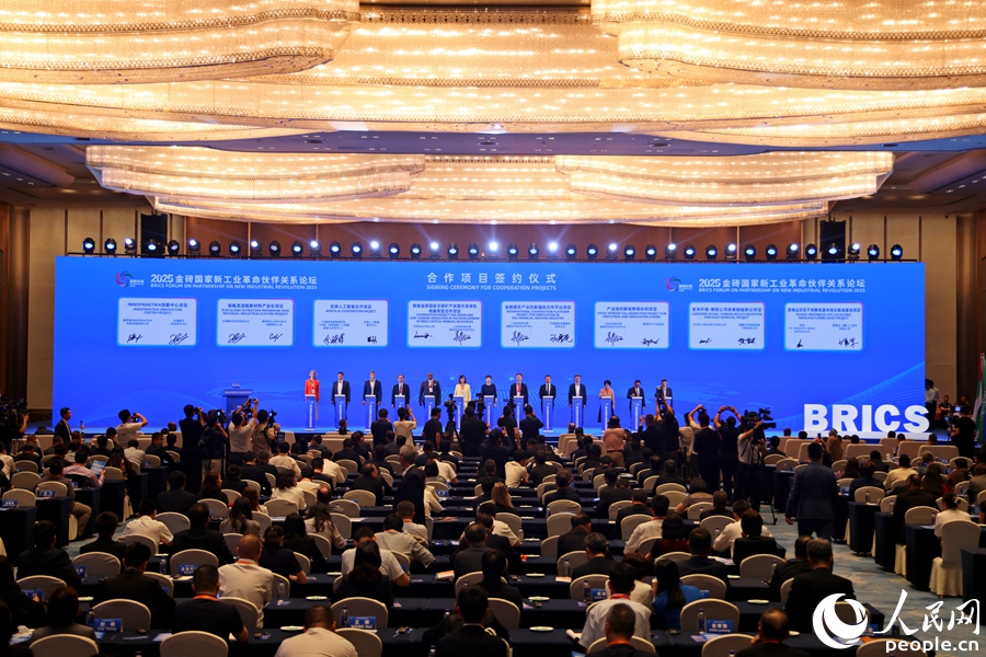 現(xiàn)場(chǎng)項(xiàng)目簽約。人民網(wǎng)記者 陳博攝