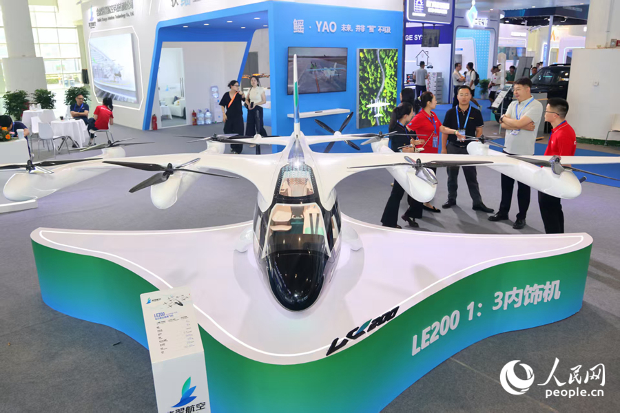 創(chuàng)新金磚展區(qū)展出的電動(dòng)垂直起降飛行器。人民網(wǎng)記者 陳博攝