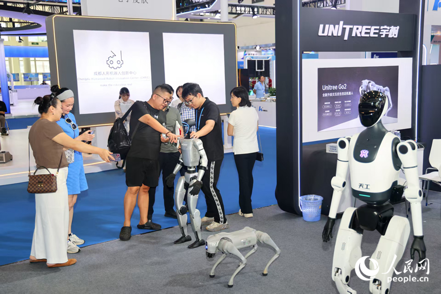 人形機(jī)器人、機(jī)器狗引人圍觀。人民網(wǎng)記者 陳博攝