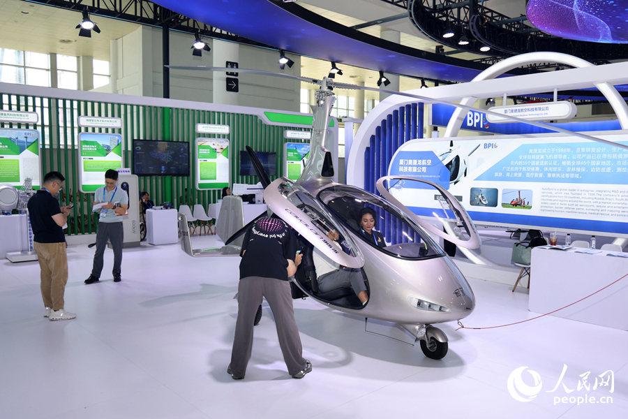 觀眾進(jìn)入機(jī)艙現(xiàn)場體驗(yàn)飛行器。人民網(wǎng)記者 陳博攝