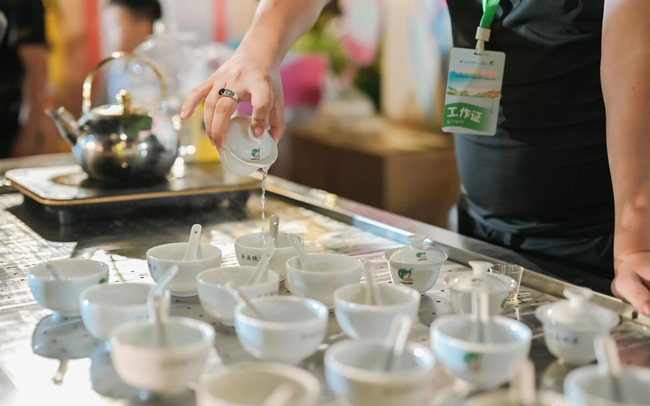 茶湯品鑒。安溪縣委宣傳部供圖