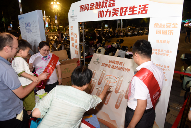 農(nóng)行漳州分行在現(xiàn)場(chǎng)設(shè)置游園互動(dòng)游戲，讓金融知識(shí)深入人心。蔡淇斌攝