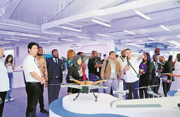 嘉賓們參觀了解“新質(zhì)產(chǎn)業(yè)”“低空翱翔”“智慧馳騁”“數(shù)智賦能”和“貿(mào)易無(wú)界”五大核心展區(qū)，深入體驗(yàn)湖里區(qū)創(chuàng)新成果與合作潛力。湖里區(qū)供圖