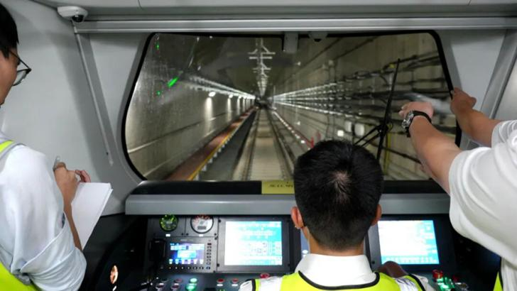 列車上線調(diào)試現(xiàn)場。漳州臺商區(qū)融媒體中心供圖