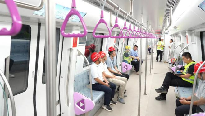 工作人員在列車車廂內(nèi)調(diào)試。漳州臺商區(qū)融媒體中心供圖